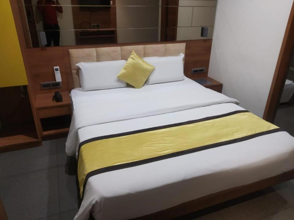 Hotel Avaante Ahmedabad Formerly Known As The Orchid Hotel Exteriör bild